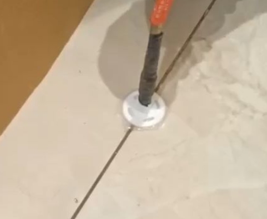 洞头瓷砖空鼓维修公司专业解答瓷砖在铺贴过程中，如果没有涂抹均匀到位的粘结材料（如水泥砂浆或瓷砖胶），可能会导致以下问题